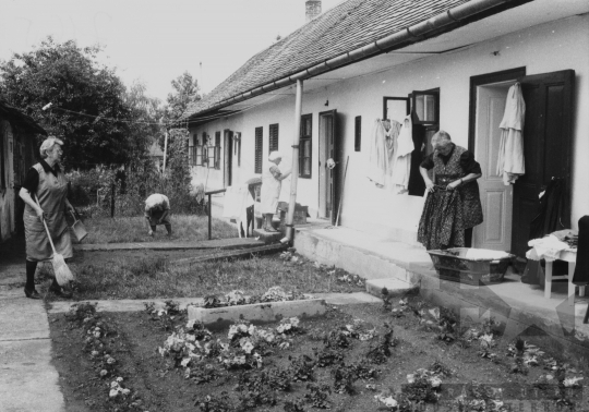 THM-BJ-11818 - Nagymányok, South Hungary, 1982