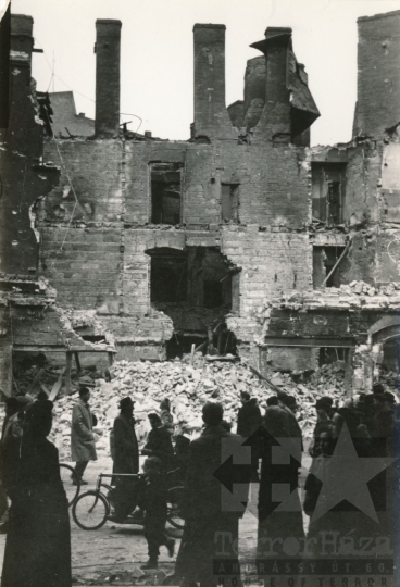 THM-DI-2016.32.23 - The 1956 Revolution and Freedom Fight in Rákóczi street and in the area