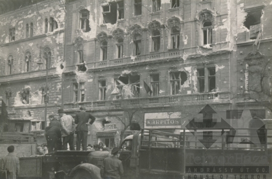 THM-DI-2016.32.27 - The 1956 Revolution and Freedom Fight in József Boulevard and in the area