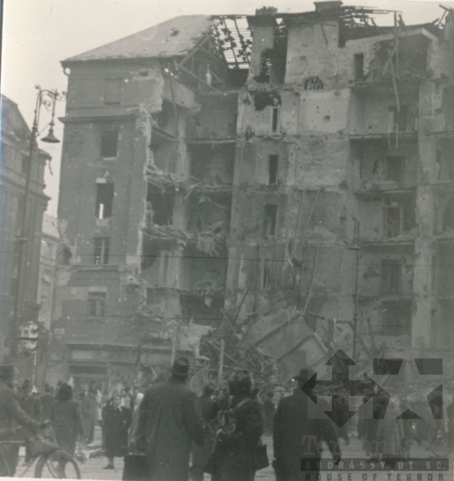 THM-DI-2016.32.48 - The 1956 Revolution and Freedom Fight in József Boulevard and in the area