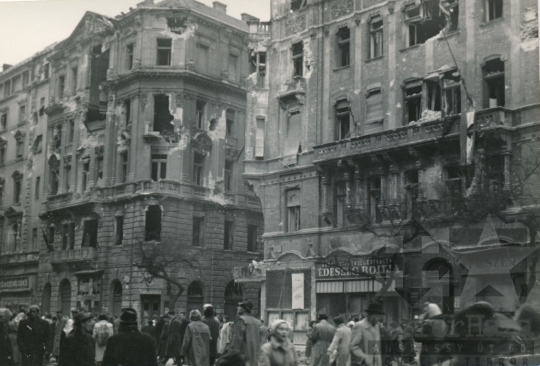 THM-DI-2016.32.6 - The 1956 Revolution and Freedom Fight in József Boulevard and in the area