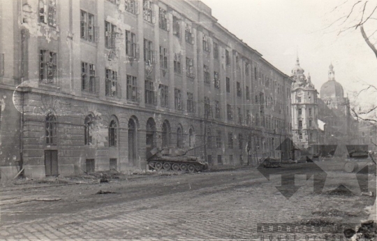 THM-UN-2017.1.103 - The 1956 Revolution and Freedom Fight in Üllői Street and in the area