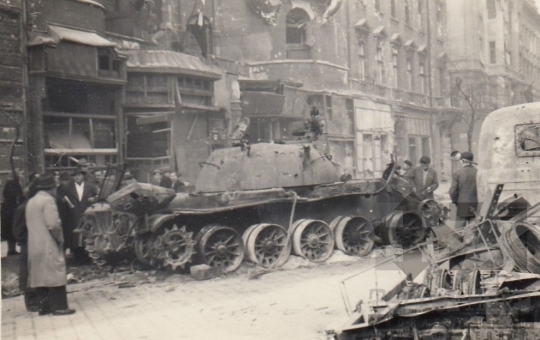 THM-UN-2017.1.105 - The 1956 Revolution and Freedom Fight in Üllői Street and in the area