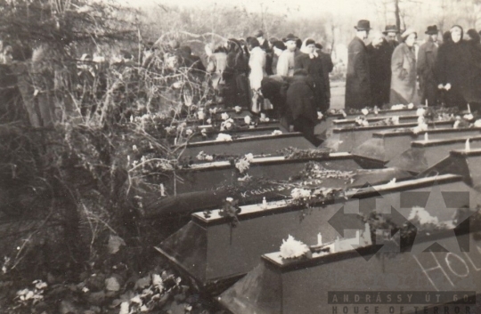 THM-UN-2017.1.138 - The funeral of the victims of the 1956 Revolution and Freedom Fight in the Kerepesi Street Cemetery