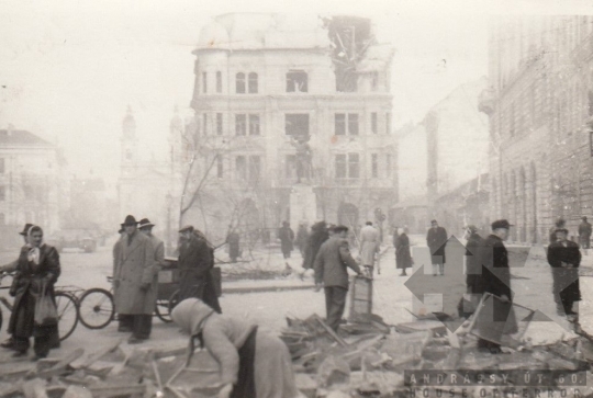 THM-UN-2017.1.144 - The 1956 Revolution and Freedom Fight in József Boulevard and in the area