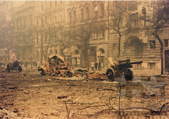 THM-ZL-2016.17.1 - The 1956 Revolution and Freedom Fight in Ferenc Boulevard and in the area